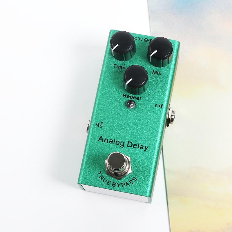 Компактная педаль эффектов для электрогитары: 10 эффектов, включая эквалайзер, дисторшн, овердрайв, фузз, хорус, симуляцию и задержку.