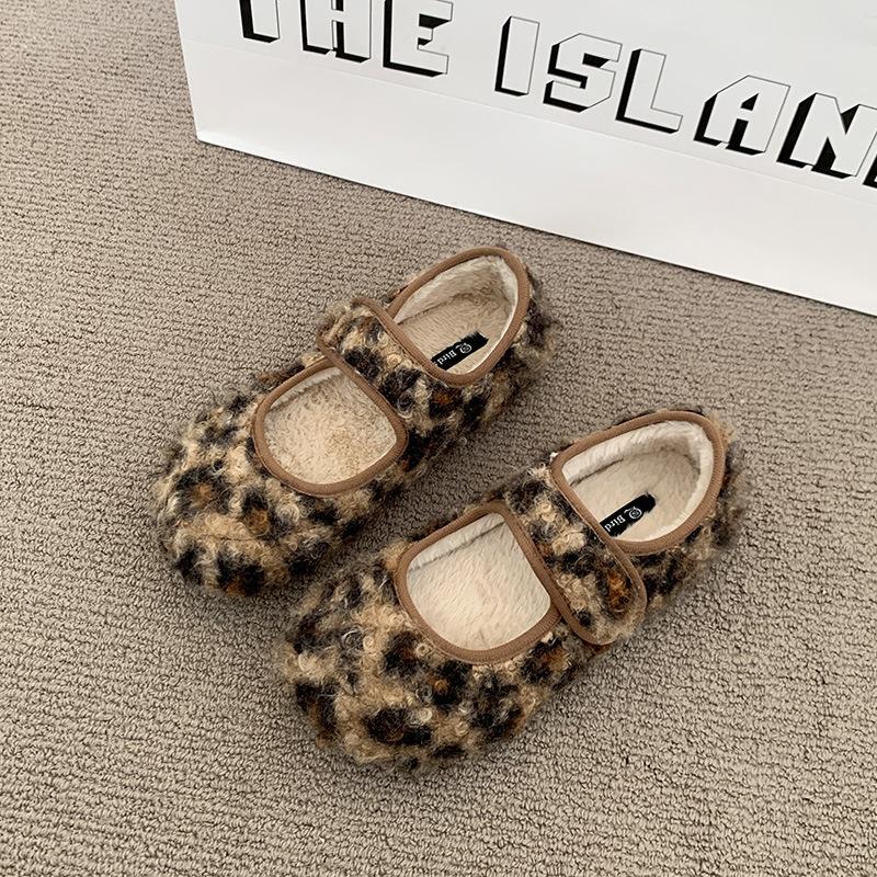 Retro style plush word Velcro Mary Jane shoes women's winter new temperament flat bottom shallow mouth velvet cotton shoes