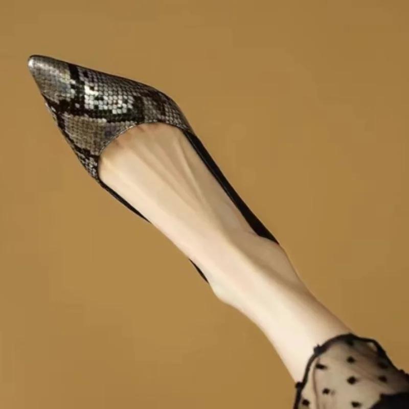 Мода 2024 года, острые тонкие каблуки, соответствующие цвету, змеиная кожа, одинарные туфли, новые осенние туфли для пригородных поездок с неглубоким носком