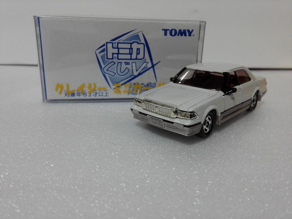 Out of Print Tomica Kuji V Toyota Crown 130 Series Pearl Two Tone Crazy Mini Car Circle with Case Shipped from Amazon Warehouse