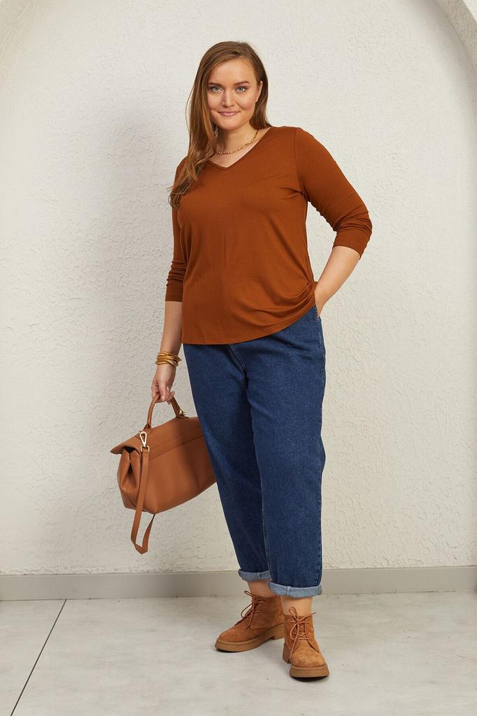 Женская футболка большого размера с кружевной отделкой на спине