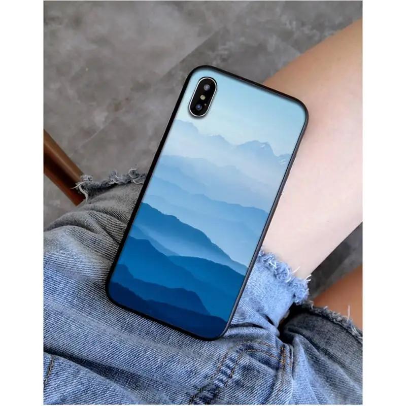 Чехол для мобильного телефона iPhone16 Чехол для мобильного телефона с изображением гор, леса, тумана отправляется от имени других лиц, окрашен в анти-капельный цвет для защиты от падений.