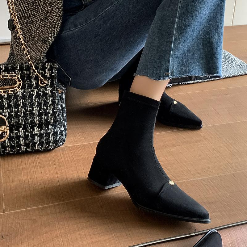 Эластичные тонкие сапоги женские зимние 2025 новые застегивающиеся сзади средние каблуки короткие сапоги весенние и осенние одинарные сапоги с острым толстым каблуком замшевые носки сапоги