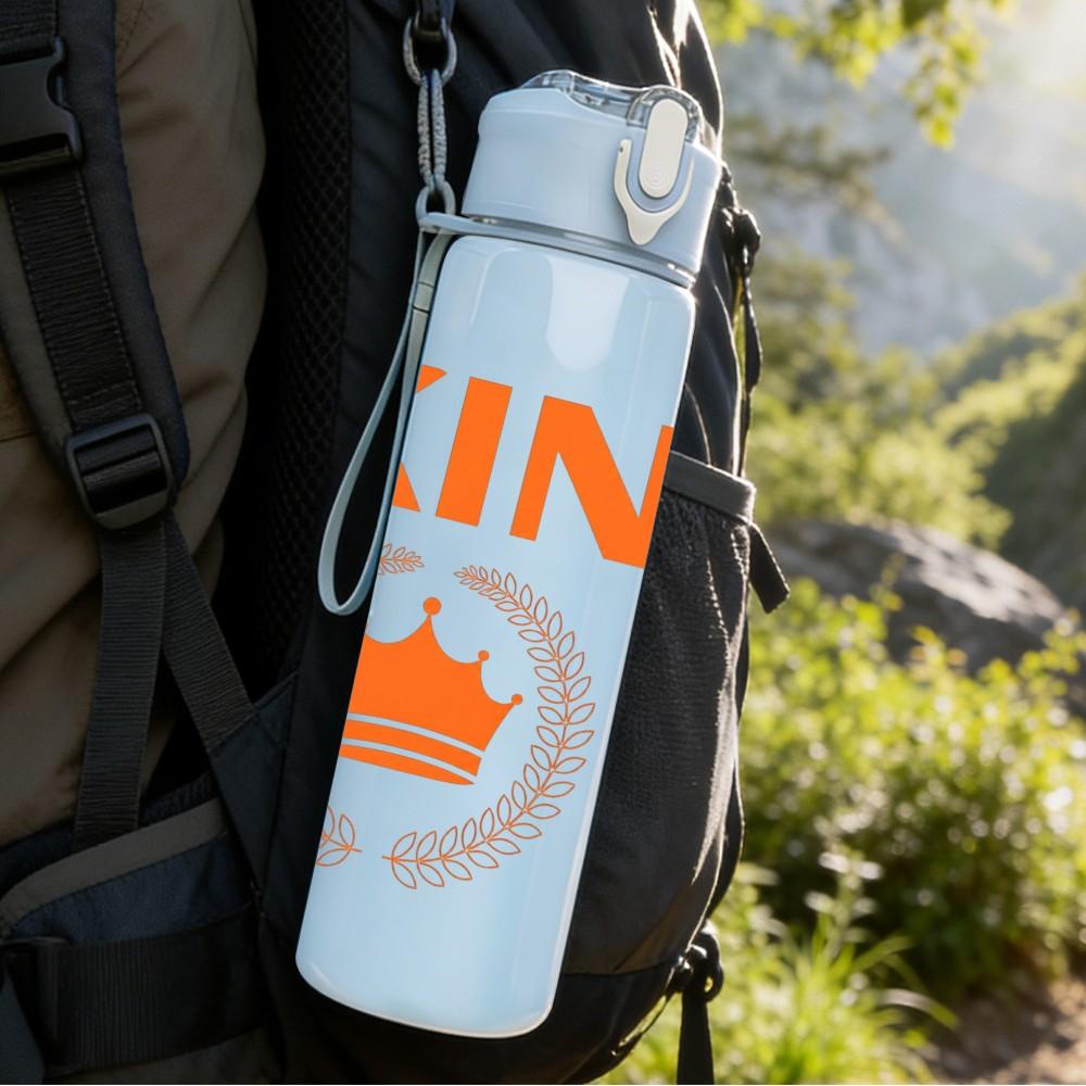 1PC Kings Day Crown Logo 750ml Color Plastic Sports Water Bottle Leakproof Flip Straw Lid Suitable for Sports Office Home Use