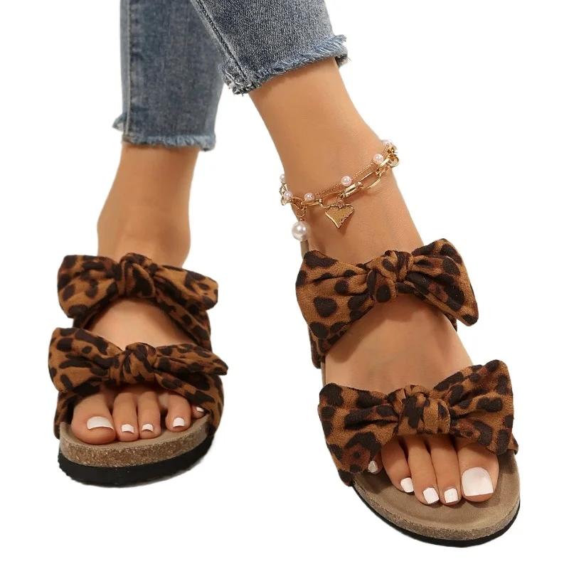 2024 Летняя высококачественная женская обувь, модные открытые носки с леопардовым принтом и бантом, большие размеры, средний каблук, римские женские пляжные тапочки