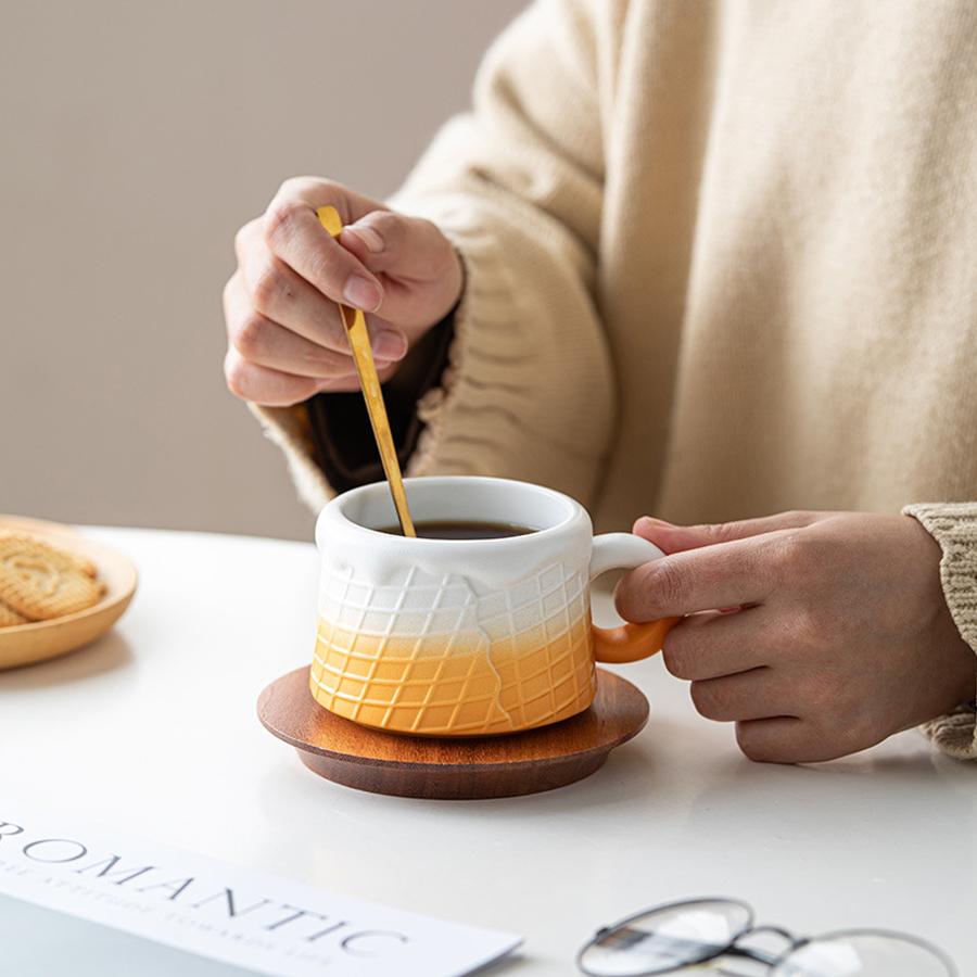 Ice cream cup with a spoon, 260ml capacity.