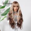 Женский длинный кудрявый парик с челкой, градиентно-коричневый, на розовой сетке.