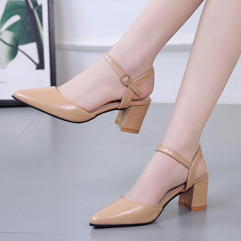 2024 Ранняя весна Новые туфли Baotou Single Shoes Женские босоножки на среднем каблуке с одной пуговицей и высоким толстым каблуком с острым носком и юбкой
