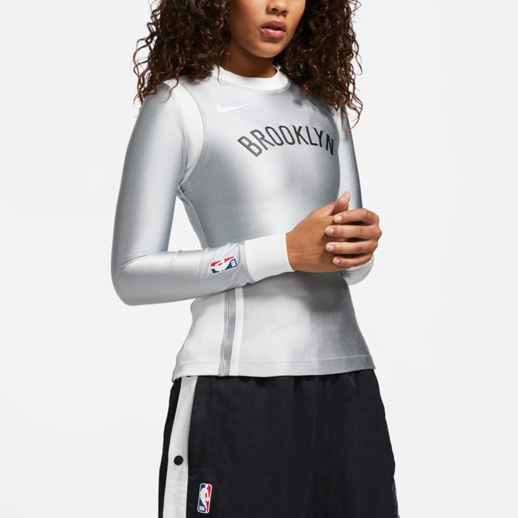 Nike Ambush X NBA Brooklyn Nets Лоскутный пуловер с буквенным принтом, женский топ, серебристый DB9569-077