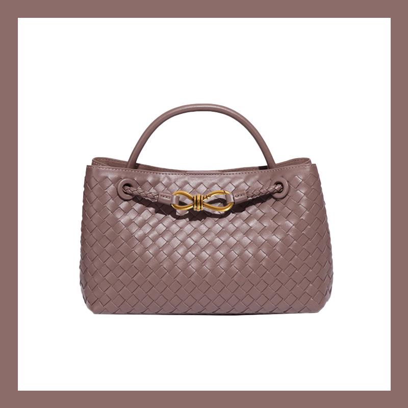 Вместительная сумка среднего размера через плечо или через почтальонку ручной работы