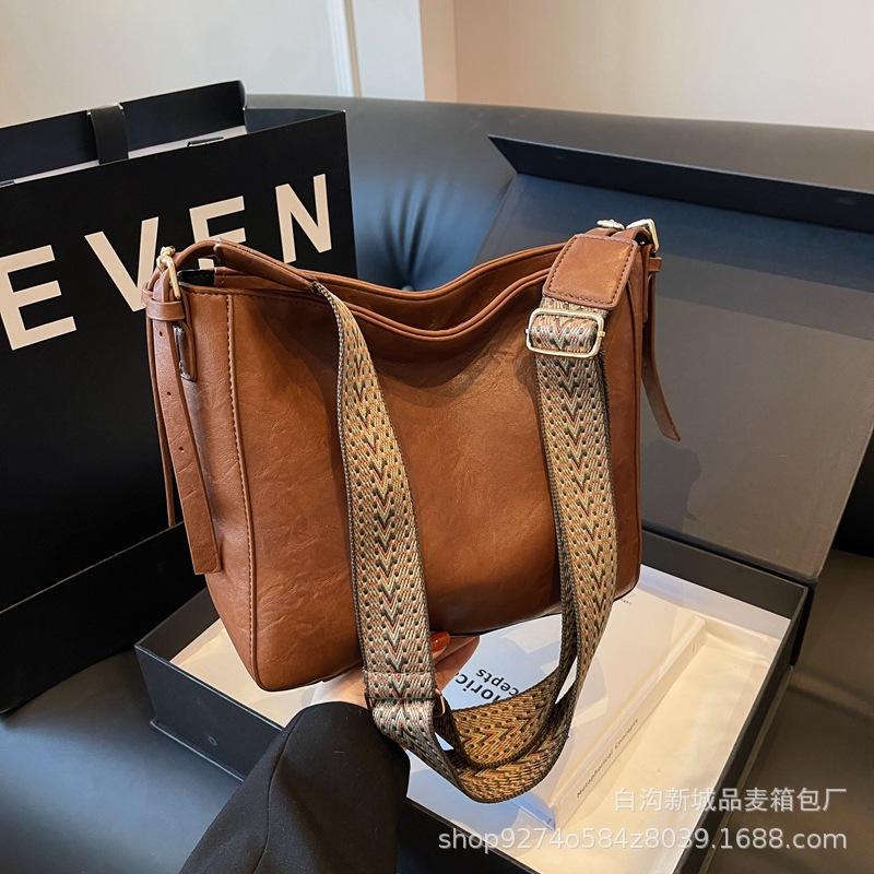 Retro Wide Shoulder Strap Small Bag Women's 2025 New Trendy Simple Temperament Shoulder Bag Popular Messenger Bucket Bag