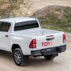 Наклейка с цветной полосой и надписью на заднюю дверь багажника Toyota Hilux