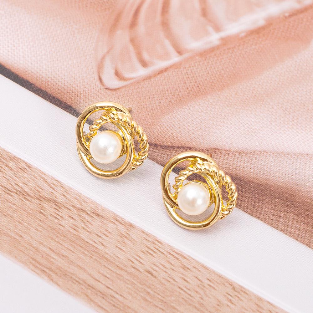 Европейская и американская мода, серьги-пусеты из цинкового сплава с жемчугом, обернутые в виде скрутки