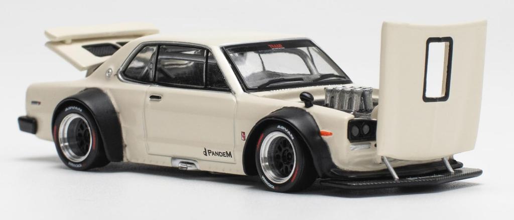 POP RACE SKYLINE V8 DRIFT WHITE готовый продукт 1/64 GT-R