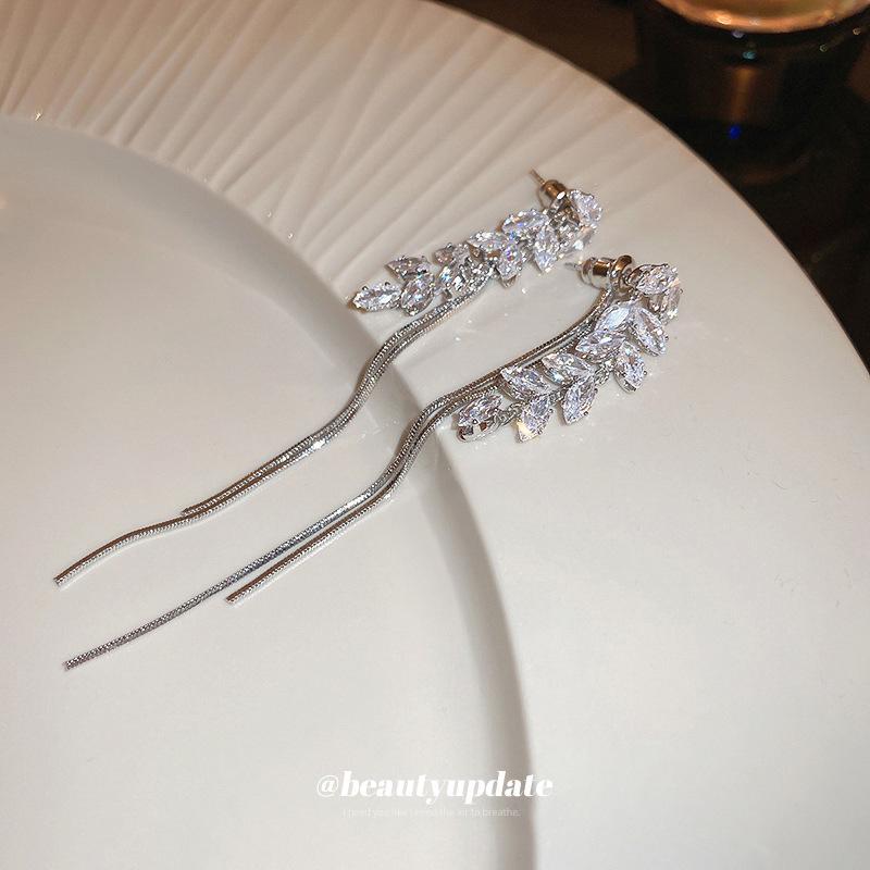 Серебряные серьги-гвоздики с цирконом и колоском: Элегантные, Высококачественные Модные Аксессуары для Женщин.