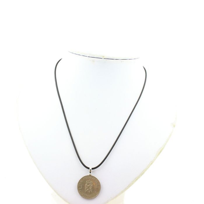 Pierres et Minéraux. Collier pièce de monnaie Luxembourg 5 francs - Charlotte . Cordon noir.