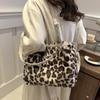 Теплая плюшевая сумка через плечо с леопардовым узором для путешествий, женская, большая вместимость, сумка-тоут с цепочным декором, винтажная мягкая сумка из искусственного меха с ручкой сверху