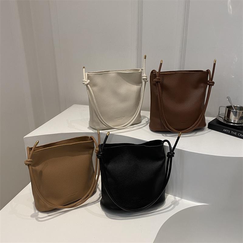 Однотонная простая повседневная сумка-ведро через плечо в этом году популярная ретро-сумка большой вместимости 2024 года, новая осенняя женская сумка-ведро через плечо