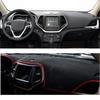 Автостайлинг Для Jeep Cherokee KL 2014- Коврик на приборную панель Ковер Защита от УФ Лучей DashMat Козырек на приборную панель Защитный ковер