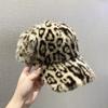 Плюшевая кепка с леопардовым принтом женская осенне-зимняя утолщенная теплая для выхода на улицу универсальная модная бейсболка маленькая шапка, подчеркивающая лицо
