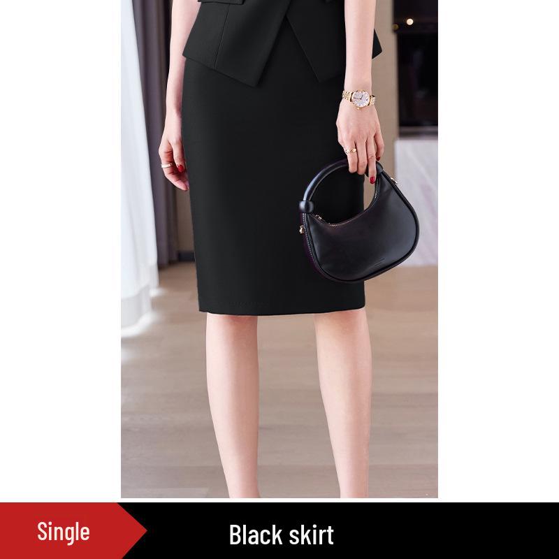 Женский элегантный деловой костюм для работы на ресепшене, в продажах или в салоне