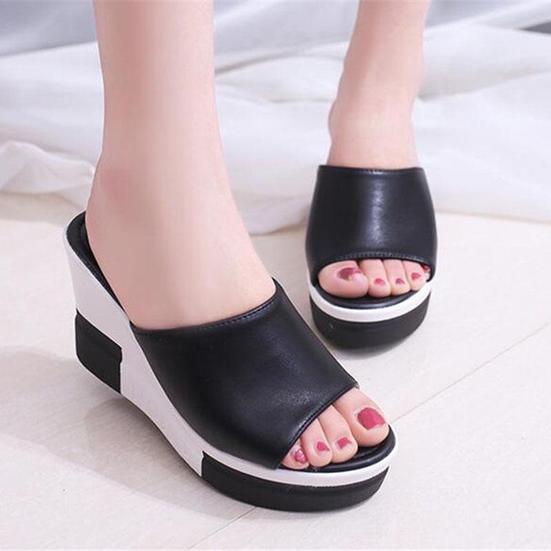 Женские босоножки на танкетке на высоком каблуке