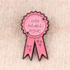 Забавный эмалевый пин "Cried" Брошь с розовой лентой Значки на лацкан Значок на рюкзак Аксессуары для одежды Модная бижутерия Подарок для нее