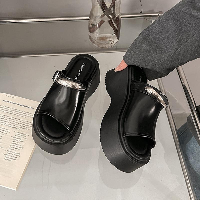Маленькие прохладные тапочки на толстой подошве для женской уличной обуви 2025 лето новые сандалии на высоком каблуке с металлической пряжкой высокого класса и легкой подошвой для женщин