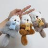 Плюшевая игрушка выдра из коротковорсового материала с застежкой-карабином для декора автомобиля и сумки
