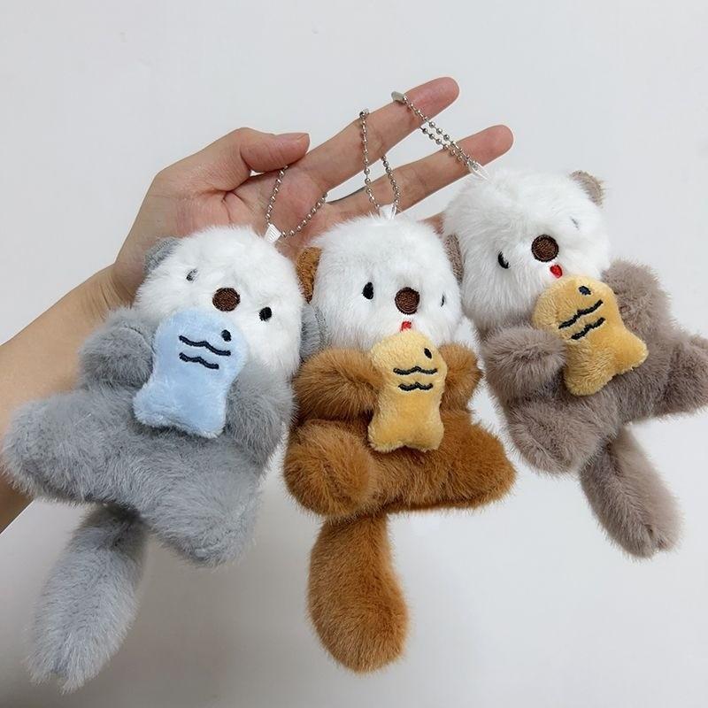 Плюшевая игрушка выдра из коротковорсового материала с застежкой-карабином для декора автомобиля и сумки