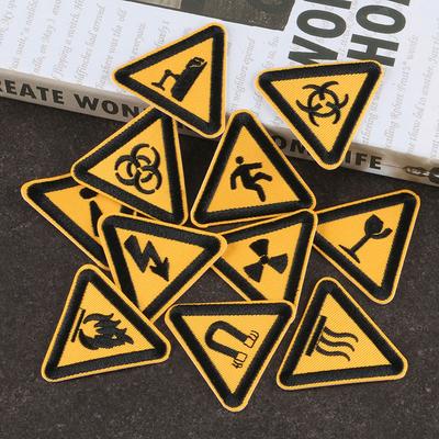 Вышитый логотип, треугольник, дорожный знак, значок, одежда, аксессуары, английская буква, нашивка, вышивка, наклейка на ткань