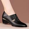 Мягкая кожа острый носок толстый каблук маленькие кожаные туфли 2025 осень новинка глубокий вырез боковая молния универсальные модные и удобные клиновидный каблук кожа