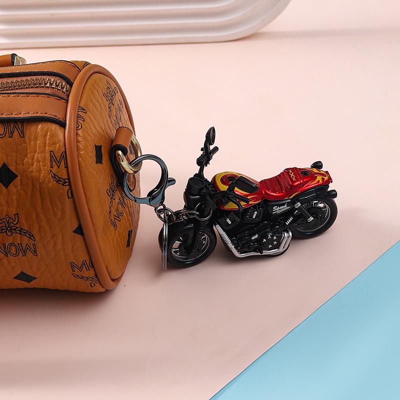 Брелок-кукла байкера на мотоцикле Harley - Мультяшный шарм для сумки и подвеска для автомобиля в подарок