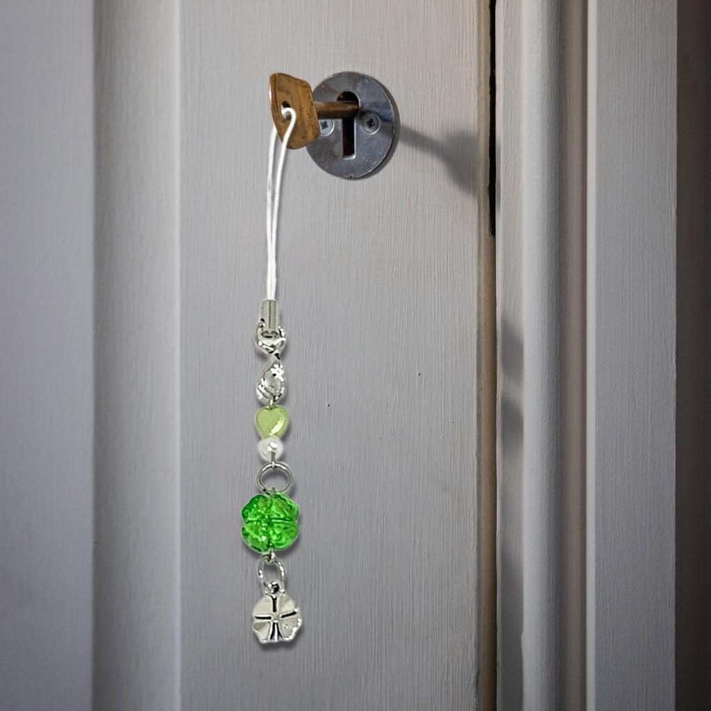 Four Leaf Clovers Pendant Keychain Unique Phone Strap Accessory Detachable Mobile Phone Charm for Good Luck Happiness