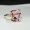 Кольцо из стерлингового серебра 925 пробы с розовым кунцитом в крапановой закрепке и покрытием из желтого золота