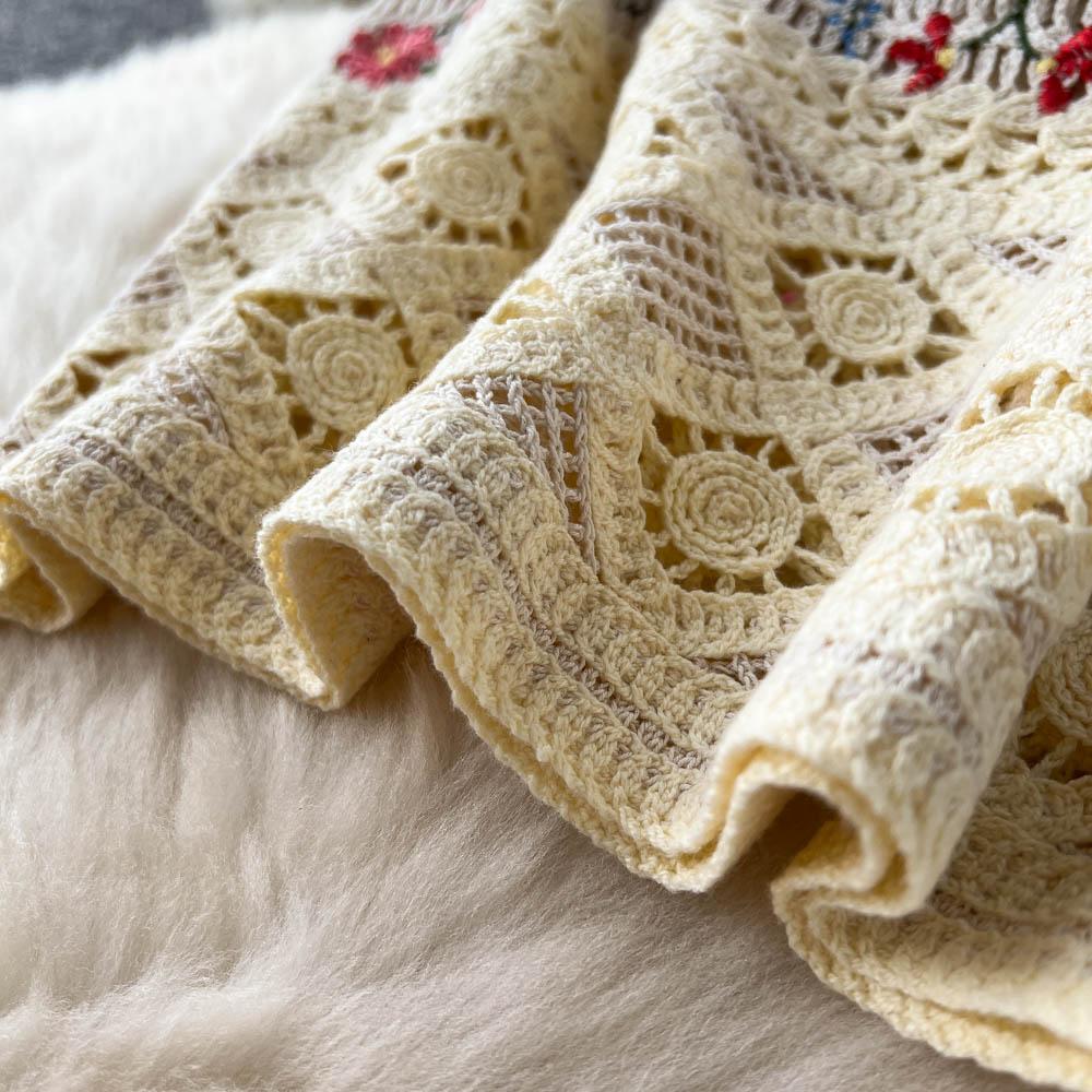 Корейская версия маленького свежего костюма Женский короткий вязаный топ-майка с вырезами для ношения снаружи Сетчатая юбка с вышивкой Двойка