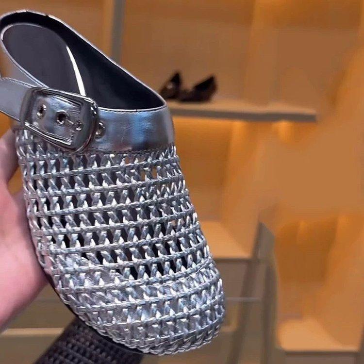 Нишевая толстая подошва полу-драг женская 2025 Европейская станция новая верхняя одежда мода темперамент сандалии ремень пряжка британский одиночный тренд обуви