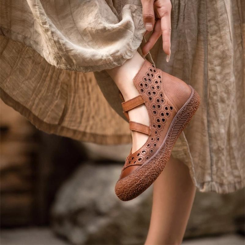 Модные женские сандалии 2025 Новые летние Ретро Ручной работы Женская обувь Кожа Мягкая подошва Сандалии для мамы Легкие Ажурные Повседневные сандалии