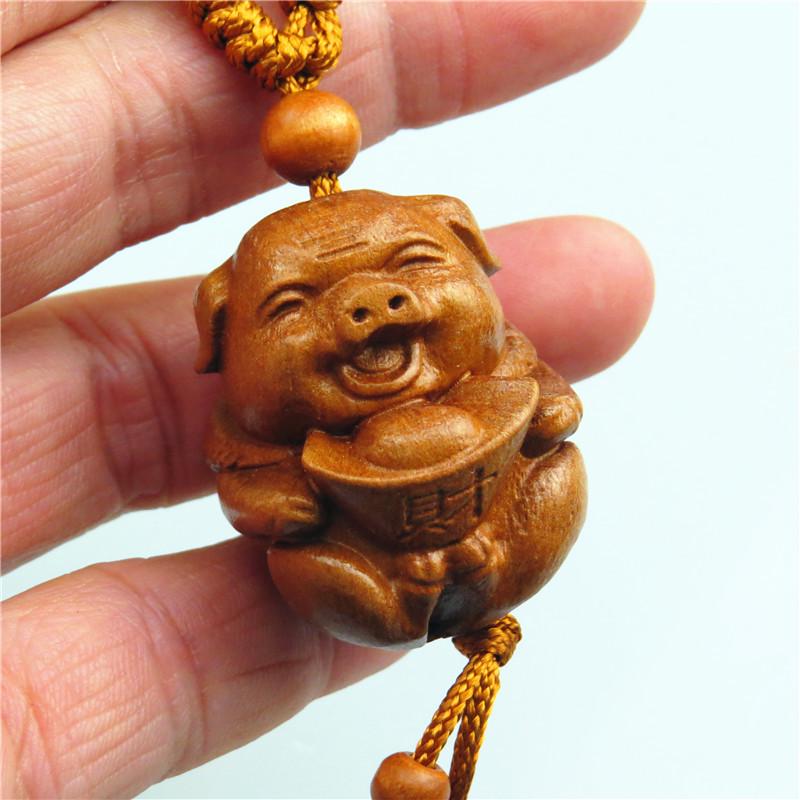 Двенадцать брелоков со знаками зодиака, искусно вырезанные из красного дерева, являются изысканными трехмерными подарками и пользуются популярностью у продавцов на ночных рынках.