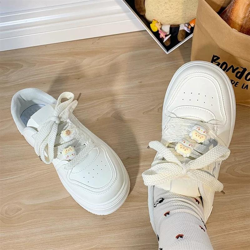 2025 новые универсальные популярные маленькие белые туфли весенне-осенняя обувь женская юбка звезды легкие и удобные студенческие туфли