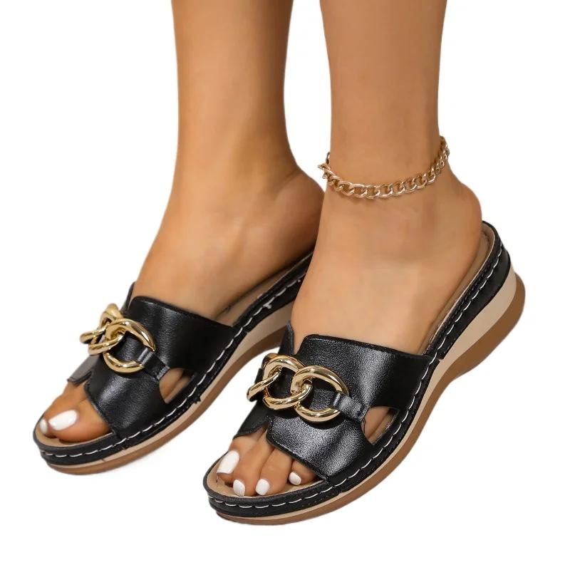 Женская обувь с открытым носком, женские тапочки, повседневные тапочки больших размеров для улицы, женские сандалии с металлическими украшениями и круглым носком на танкетке