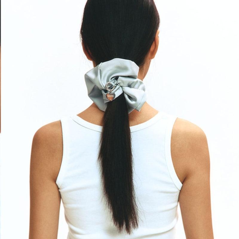 АСУРА САТИНОВЫЙ БРЕЛОК СКРАНЧ (СЕРЫЙ)