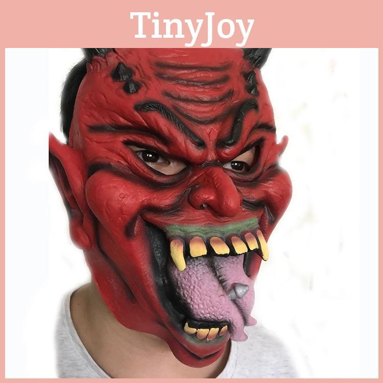 Изысканная маска с красными рогами, длинным языком и шипами, идеально подходящая для празднования Хэллоуина