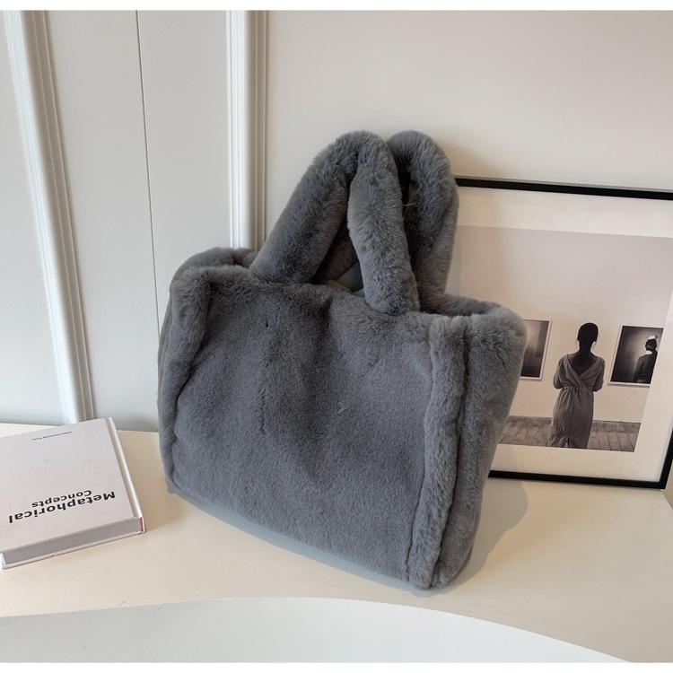 Новая плюшевая женская сумка 2024 года, модная большая вместительная женская сумка через плечо, простая и универсальная плюшевая переносная сумка-тоут