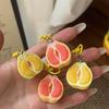 Милый 3D-брелок в виде дольки лимона или грейпфрута, реалистичные детали, идеально подходит как подвеска для рюкзака, аксессуар для ключей, подарки