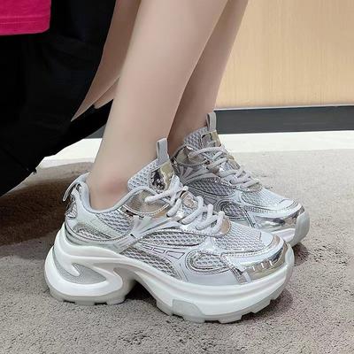 Женские кроссовки для пап на толстой подошве 2024 года, летние, новые сетчатые, дышащие и легкие, кроссовки для бега, подчеркивающие маленькие ноги и увеличивающие рост, женская обувь