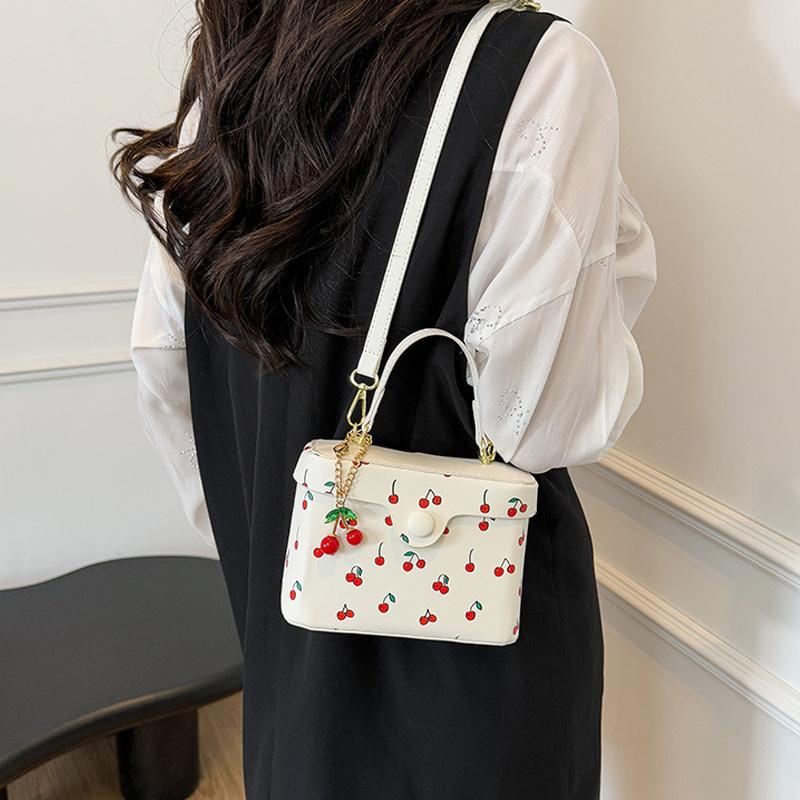 Летняя Новая Квадратная Сумка Кроссбоди для Женщин Милая Сумка с Пряжкой в Виде Вишни Универсальная для Поездок Одноплечевая Сумка CLE