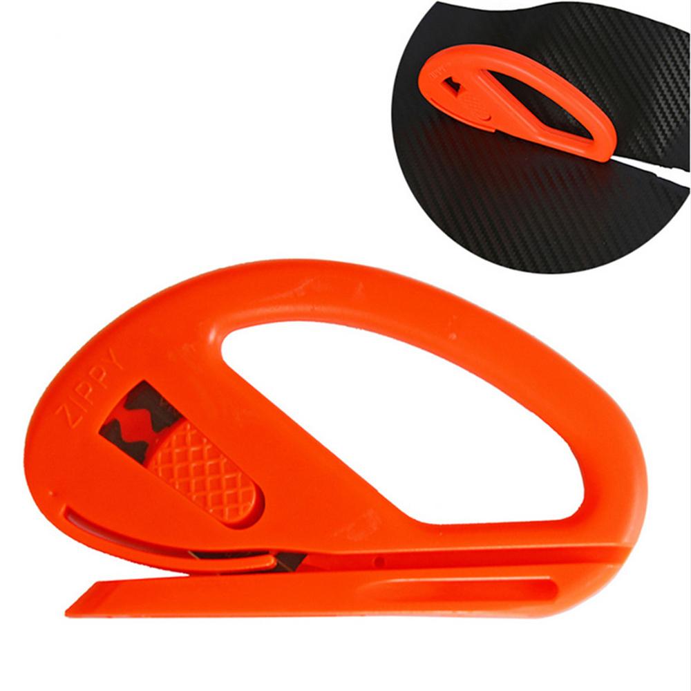 Инструменты для установки виниловой пленки для оклейки автомобиля включают пластиковый ракель, запасной фетр, режущий инструмент