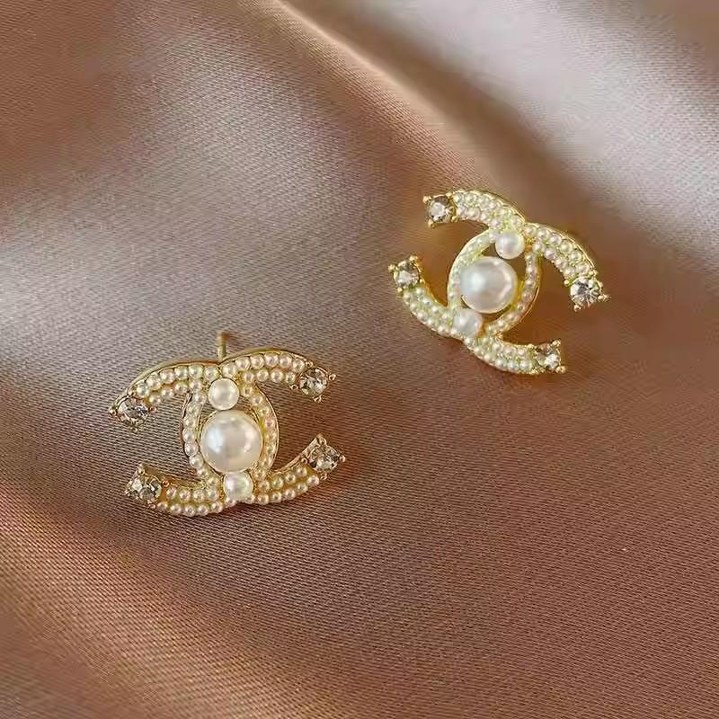 «Серьги-бантики из серебряных игл с жемчугом и цирконием»: Нишевый дизайн, стильный и универсальный, легкий роскошный аксессуар высокого класса.