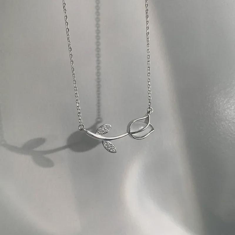 Ожерелье из тюльпанов из халцедона: Легкая роскошная цепочка на ключицу с нишевым дизайном — идеальный подарок на День святого Валентина или день рождения для нее.